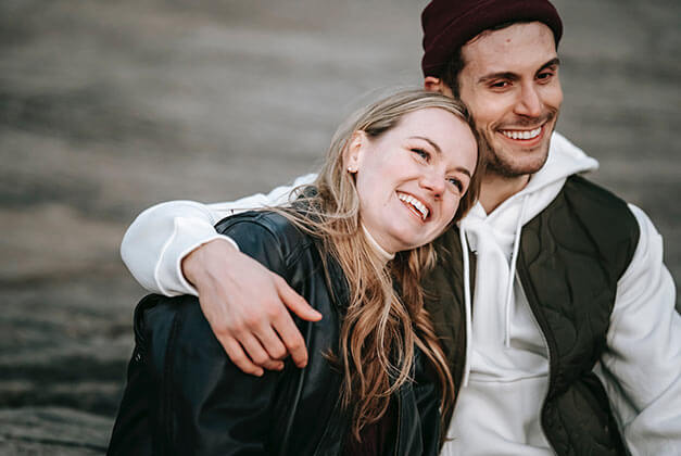 Differences between loving and being in love - Happy and smiling lady restng her head on her guy's shoulder Differences between loving and being in love - Happy and smiling lady restng her head on her guy's shoulder
